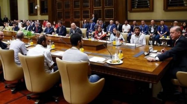 Erdoğan 16 İşçi ve Ailelerini Külliye'de Ağırladı