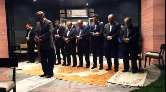 Erdoğan, Saray'ın Bahçesinde Namaz Kıldırdı