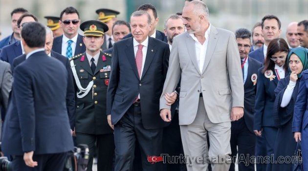 Erdoğan Tören Alanına O İsimle Kol Kola Geldi