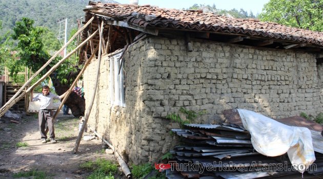 Evleri Başlarına Yıkılacak Diye Nöbetleşe Uyku!