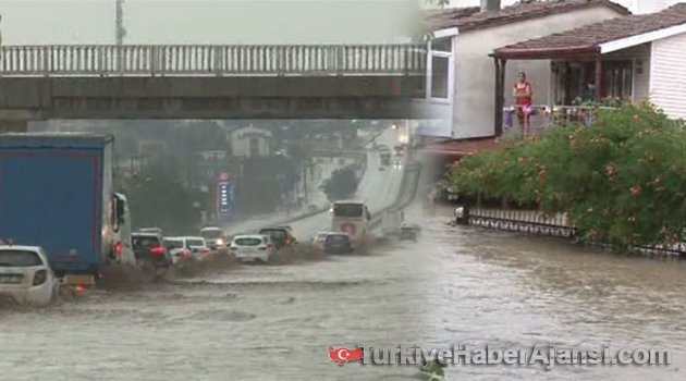 Evlerinde Mahsur Kalanlar Botlarla Kurtarılıyor!