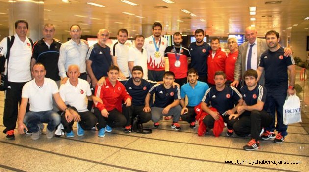 Güreş Milli Takımı Yurda Döndü