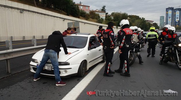 Güvenlik Şeridine Girip Polisleri Ezdiler