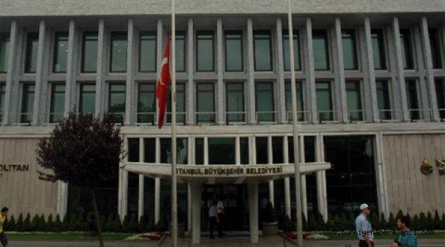 İBB'deki Türk Bayrakları Yarıya İndirildi
