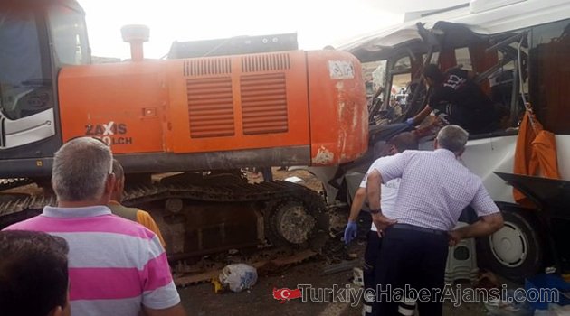 İş Makinası Midibüse Çarptı! 7 Ölü, 11 Yaralı