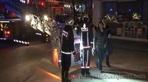 İstanbul’da 7Katlı Binanın Ana Girişi Çöktü!