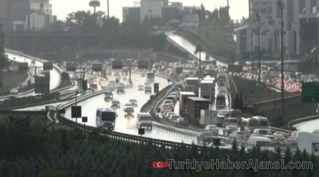 İstanbul'u Kara Bulutlar Sardı