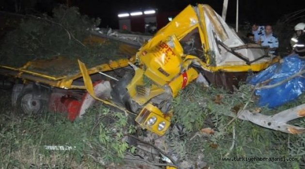 İzmir'de TIR Şarampole Devrildi