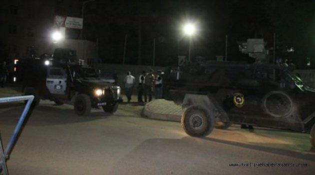 Jandarma ve Emniyet Binalarına Saldırı: 1 Asker Yaralı