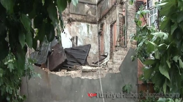 Kadıköy'de Göçük: 3 Yaralı