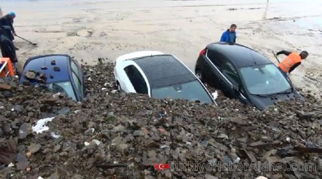 Kağıthane'yi Sel Vurdu! Araçlar Toprağa Gömüldü