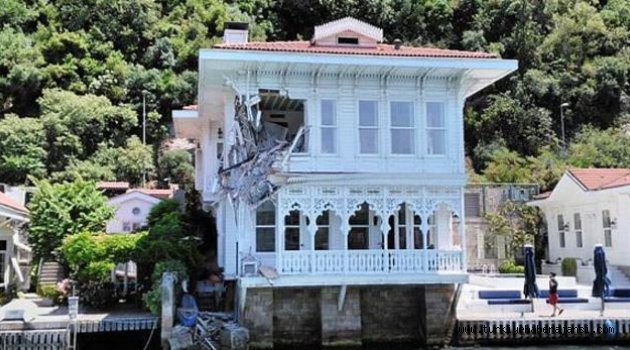 Kanlıca'da Yalıya Gemi Çarptı!
