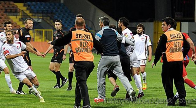 Karabükspor-Elazığspor Maçında Özkalfa'ya Saldırı
