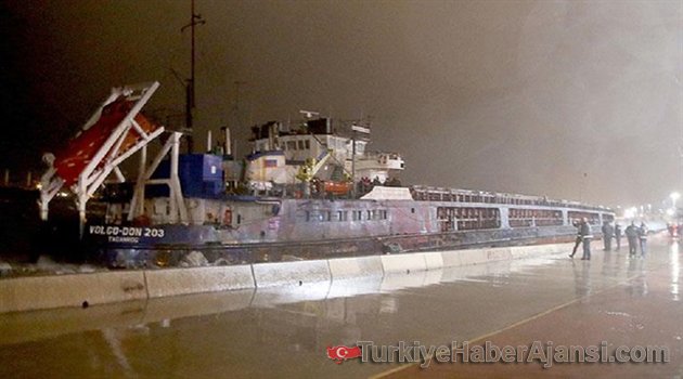 Kartal Sahilde Bir Gemi Karaya Oturdu!