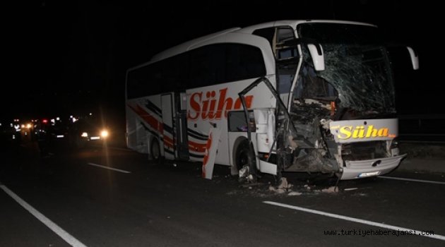 Kayseri'de Yolcu Otobüsü Römorka Çarptı