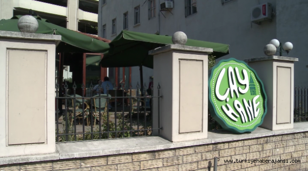 Kitabını Alan Çayhaneye Koşuyor