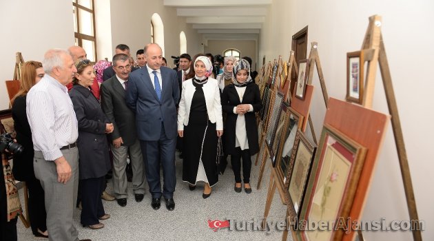 Kongre Binasında El Sanatları Sergileri