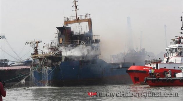 Kuru Yük Gemisi Yandı!