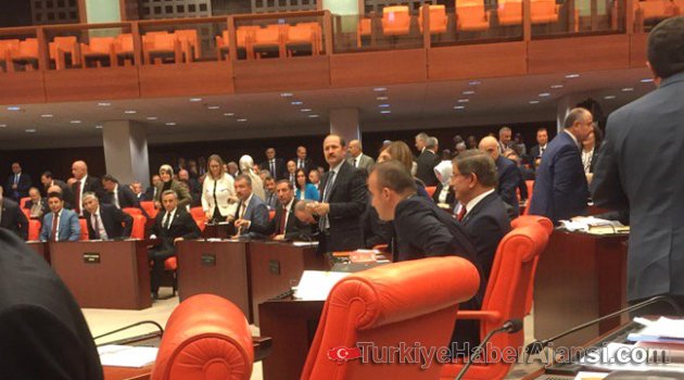 Meclis'te Davutoğlu'ndan Dikkat Çeken Davranış