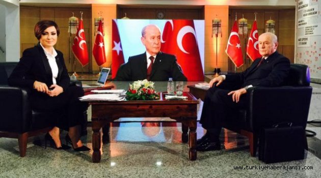 Merak Edilen Çantayı Canlı Yayında Açtı
