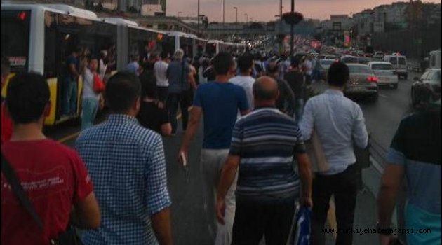 Metrobüs Durağında Bomba Paniği