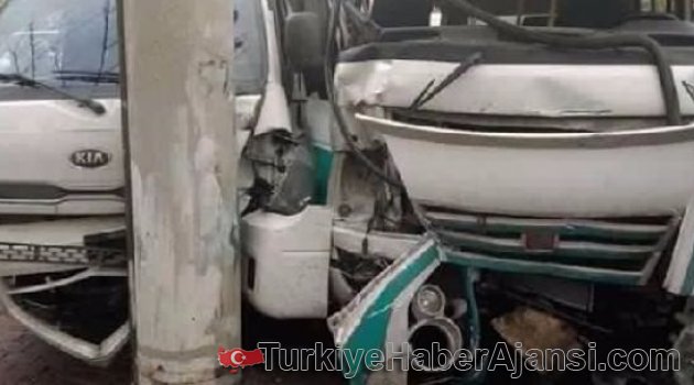 Minibüs İle Kamyonet Çarpıştı: 1 Ölü, 11 Yaralı