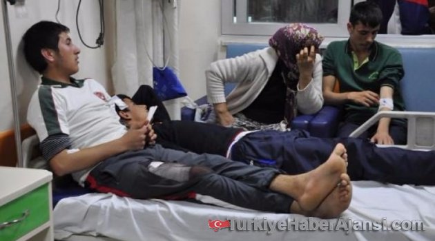 Minibüs İle Otomobil Çarpıştı: 15 Yaralı