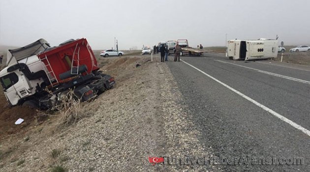 Öğrenci Servisi TIR'a Çarptı!