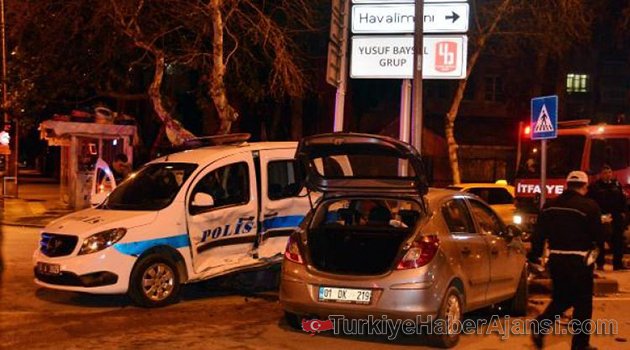 Otomobil, Polis Aracına Çarptı: 3 Yaralı