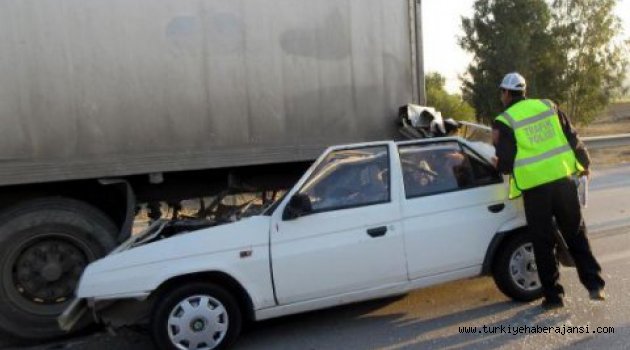 Otomobil TIR'a Çarptı: 2 Ölü