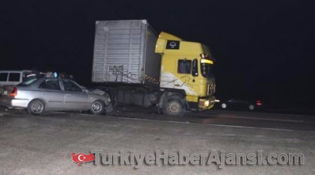 Otomobil TIR'a Çarptı: 5 Yaralı