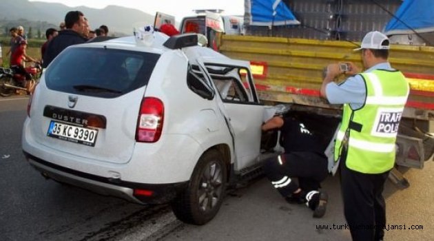 Otomobil, TIR'ın Altına Girdi