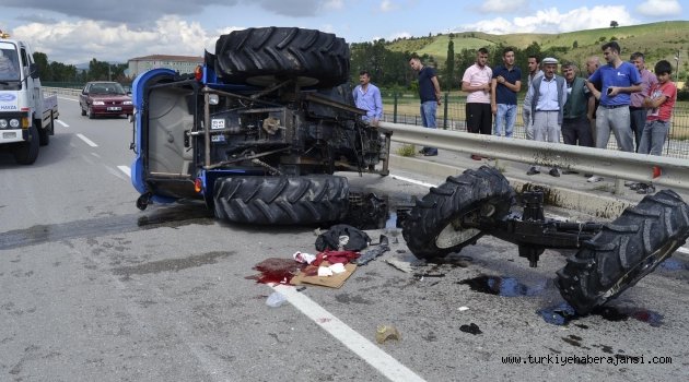Otomobile Çarpışan Traktör İkiye Bölündü
