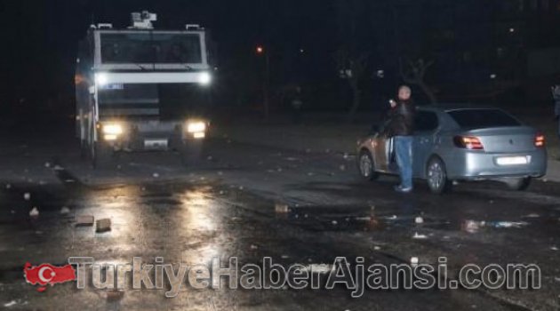 PKK Sempatizanları Araçları Taşladı