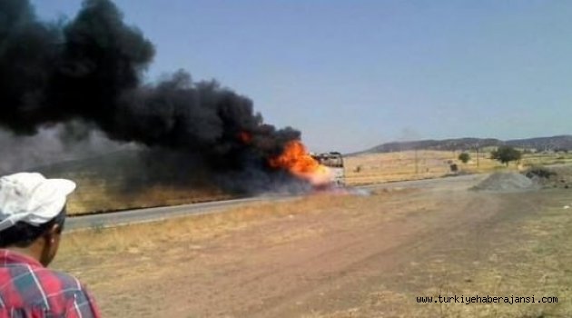 PKK'lı Teröristler Karayolunu Kesti!