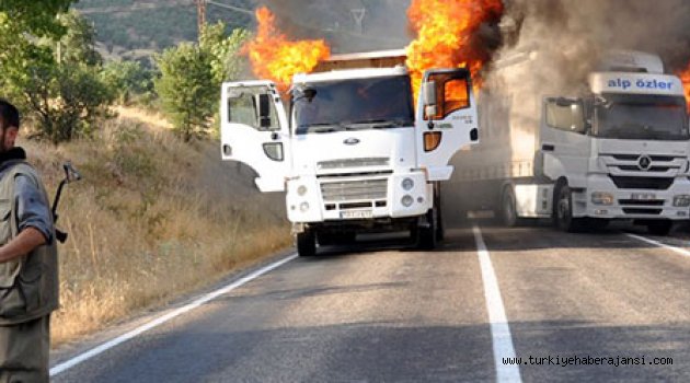 PKK'lı Teröristler Yol Kesip Araç Yaktılar