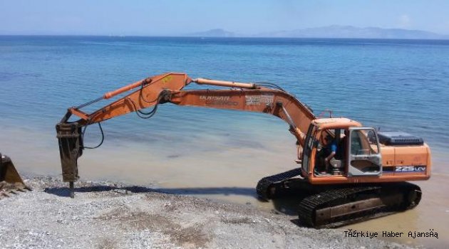 Plajda İş Makineli Çalışmaya Vatandaş Engeli