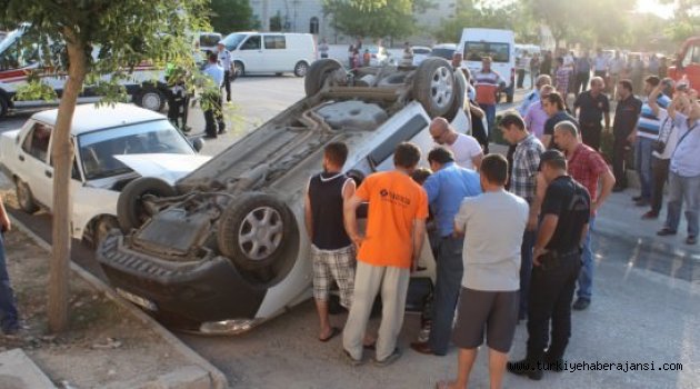 Polis Aracı İle Otomobil Çarpıştı
