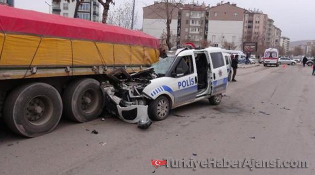 Polis Aracı TIR'a Çarptı: 1 Yaralı