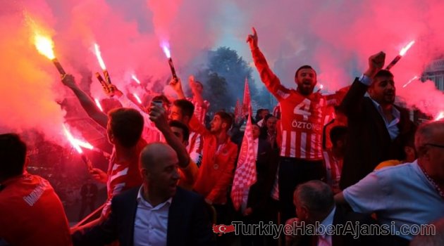 Şampiyon Ümraniyespor'a Coşkulu Kutlama