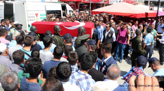 Şehit Cenazesinde Vekillere Tepki 'Mutlu Musunuz'