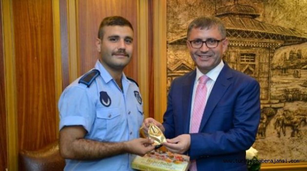 Soyguncuyu Yakaladı Bir Kese Altını Kaptı