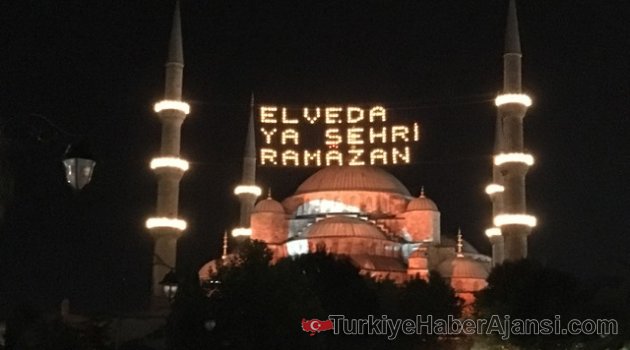 Sultanahmet Camii’ne Türk Bayrağı Yansıtıldı