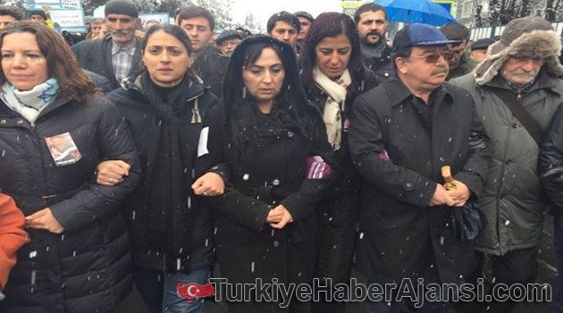 Sur'a Yürümek İsteyen Grup Polise Bomba Attı