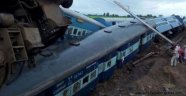 Hindistan'da İki Tren Raydan Çıktı: 27 Ölü