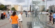 Taksim'deki Atatürk Heykeline Yoğun İlgi