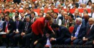 MHP Kurultayında İlginç Anlar! Yaşlı Gazi Akşener'in Önüne Oturdu