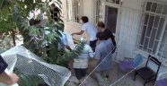 Bahçede Çay İçen Ailenin Başına Otomobil Düştü