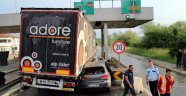 Gişeye Aynı Anda Giren TIR İle Otomobil Sıkıştı