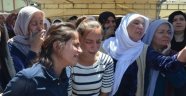 Hakkari Öğretmenine Ağladı